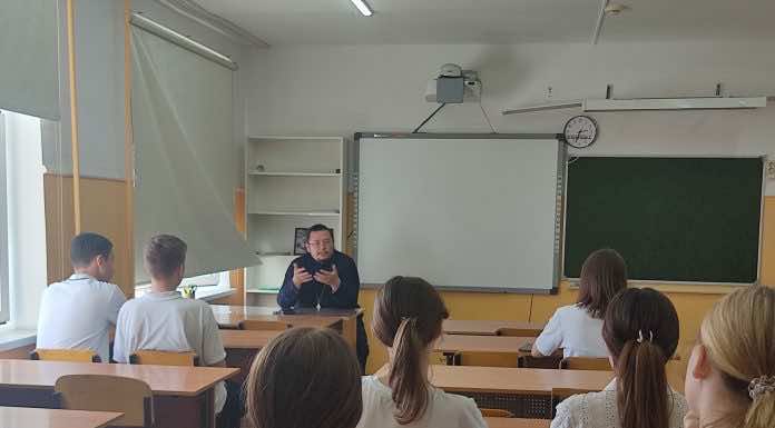 Иерей Александр Мачадо Сахнов провёл беседу с семиклассниками