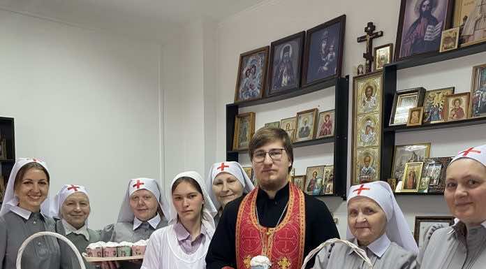 Иерей Василий Глушко и сестры милосердия поздравили пациентов хосписа