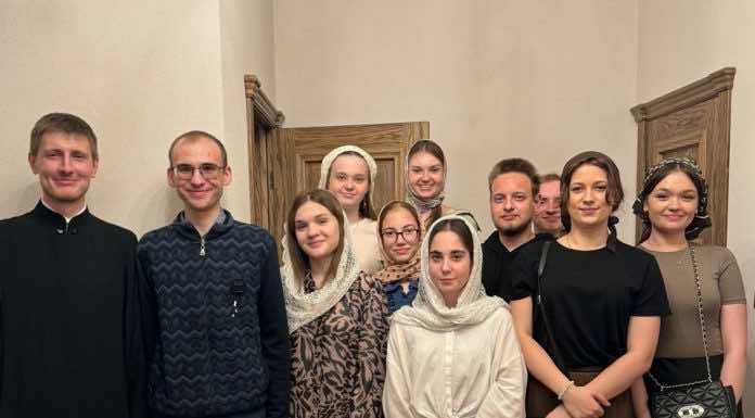 Члены Казачьей сотни КубГУ приняли участие в пасхальной встрече молодежного клуба в Свято-Сергиевском храме