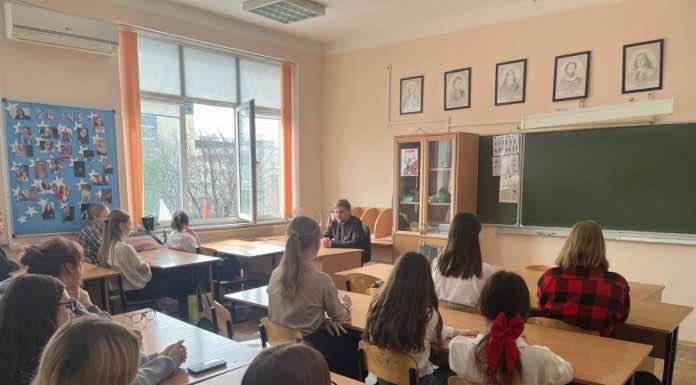 Иерей Андрей Гапотий провел встречу со студентами Краснодарского торгово-экономического колледжа