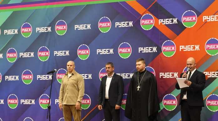 Священник благословил участников турнира памяти Александра Комова