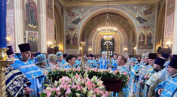 В праздник Похвалы Божией Матери и день памяти мученика Василия Мангазейского митрополит Василий совершил Божественную литургию в Свято-Екатерининском соборе