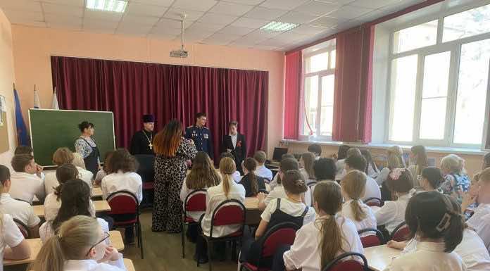 Священник принял участие в уроках, посвященных 80-летию Победы в Великой Отечественной войне