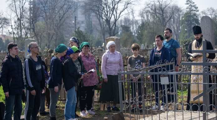 Сестры милосердия и прихожане храма Святого Духа провели субботник на Всесвятском кладбище