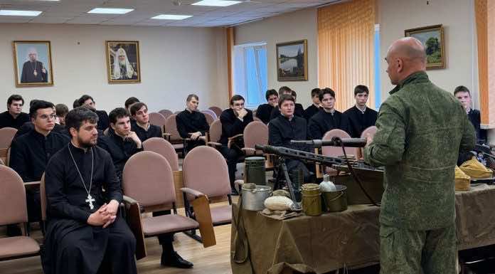 В Екатеринодарской духовной семинарии состоялась лекция-выставка «Оружие и амуниция времён Великой Отечественной войны»