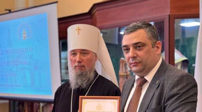 Митрополит Екатеринодарский и Кубанский Василий вручил сертификаты преподавателям «Школы молодого гуманитария»