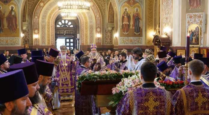 Соборная Литургия в день памяти священномученика Александра Флегинского и день преставления святителя Тихона, Патриарха Московского