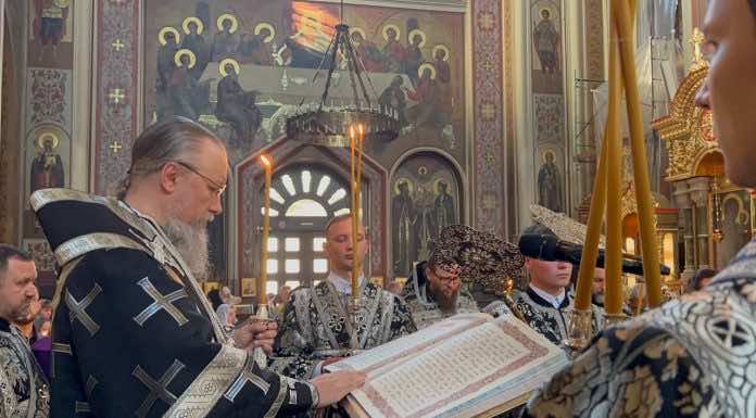 Митрополит Василий совершил утреню с чтением 12-ти Страстных Евангелий