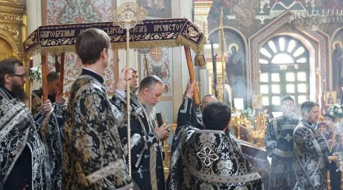 Митрополит Василий совершил вечерню с выносом Плащаницы Господа нашего Иисуса Христа в кафедральном Свято-Екатерининском соборе Краснодара