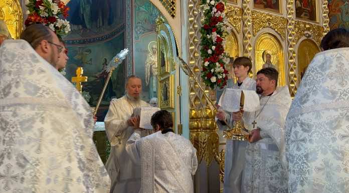 Митрополит Василий совершил Божественную литургию в Великую субботу в Свято-Троицком соборе Краснодара