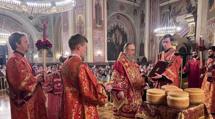 Митрополит Василий совершил Пасхальное богослужение