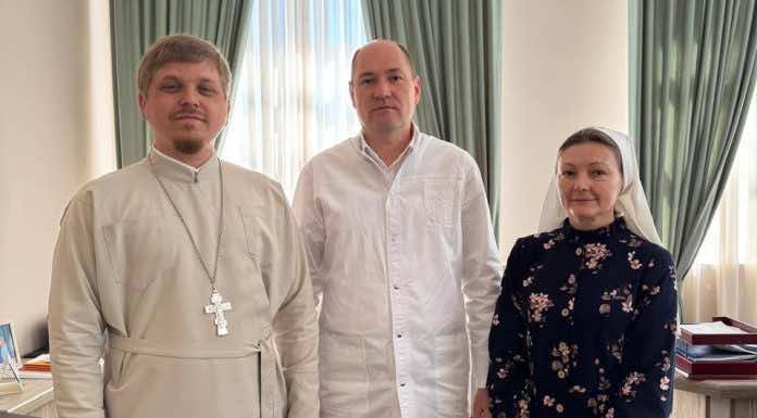 Настоятель храма поздравил сотрудников больницы скорой медицинской помощи с профессиональным праздником