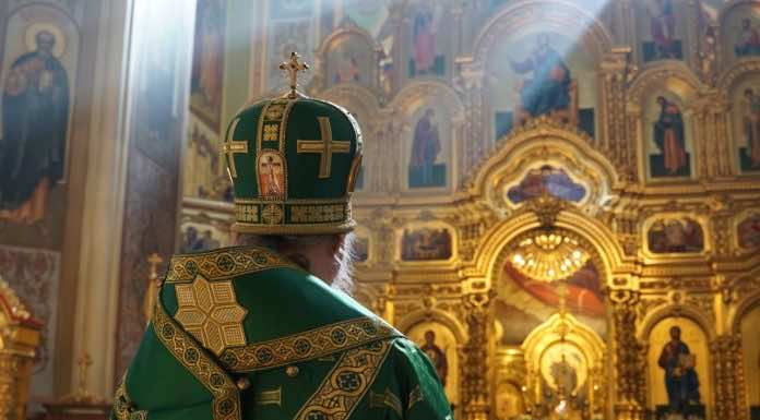 В Вербное воскресенье митрополит Василий совершил Божественную Литургию в Свято-Екатерининском соборе Краснодара