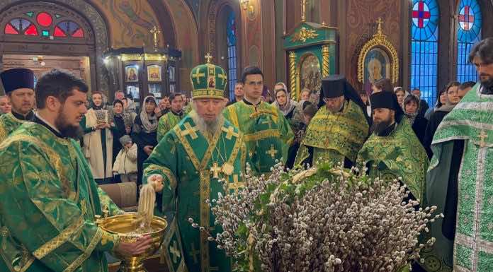 Митрополит Василий совершил Всенощное бдение накануне праздника Входа Господня в Иерусалим в Свято-Троицком соборе г. Краснодара