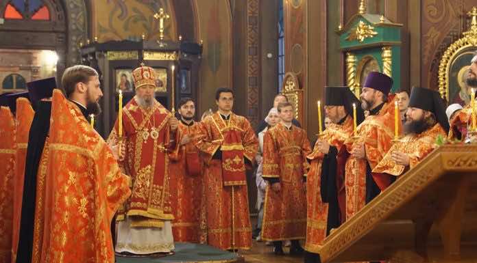 Накануне Недели 4-й по Пасхе о расслабленном митрополит Василий совершил Всенощное бдение в Свято-Троицком соборе Краснодара