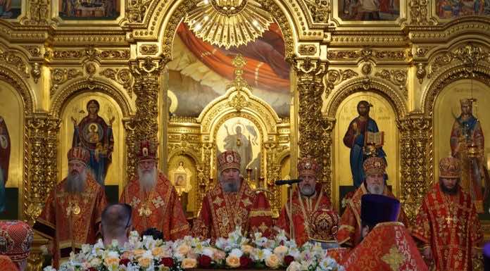 В день памяти великомученика Георгия Победоносца Преосвященные архиереи и духовенство Кубанской митрополии совершили соборную Божественную литургию в Свято-Екатерининском соборе Краснодара