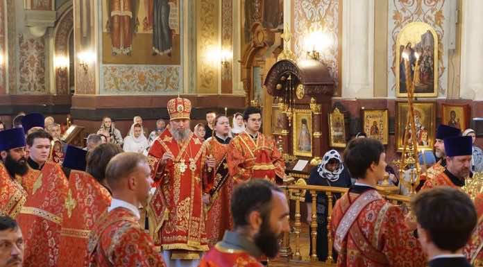 Накануне Недели о самаряныне митрополит Василий совершил Всенощное бдение в Свято-Екатерининском соборе Краснодара