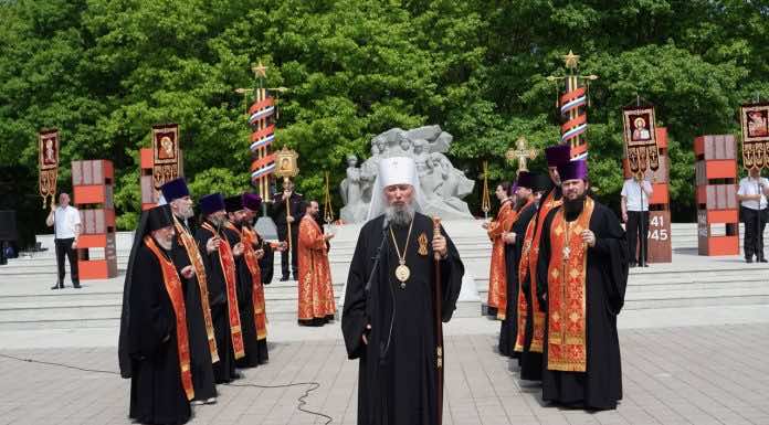 В день памяти великомученика Георгия Победоносца Преосвященные архиереи и духовенство Кубанской митрополии совершили заупокойную литию у мемориала в Чистяковской Роще Краснодара