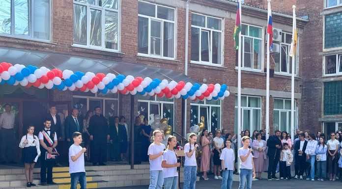 Диакон Евгений Дасов принял участие в торжественной линейке, посвященная окончанию учебного года