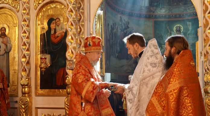 В день памяти святителя Игнатия Кавказского митрополит Василий совершил Божественную Литургию в Свято-Троицком соборе Краснодара