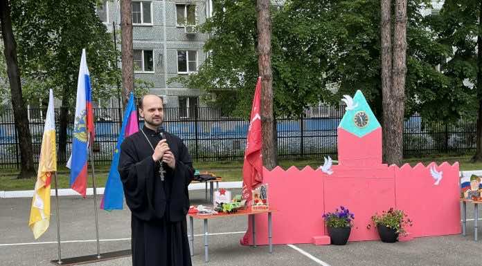 Иерей Николай Козак поздравил воспитанников детского сада с 80-летием Великой Победы