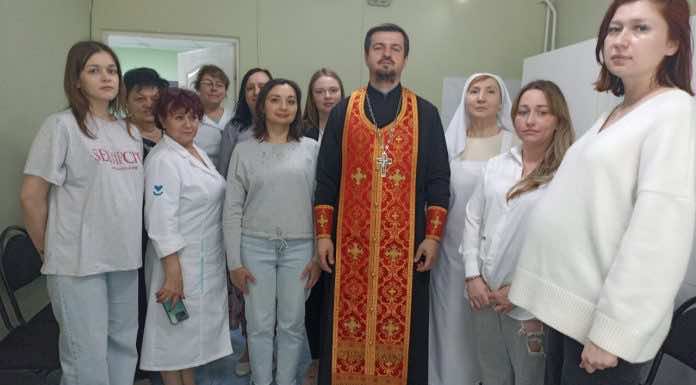 Иерей Михаил Монтиков вместе с сестрами милосердия посетил женскую консультацию