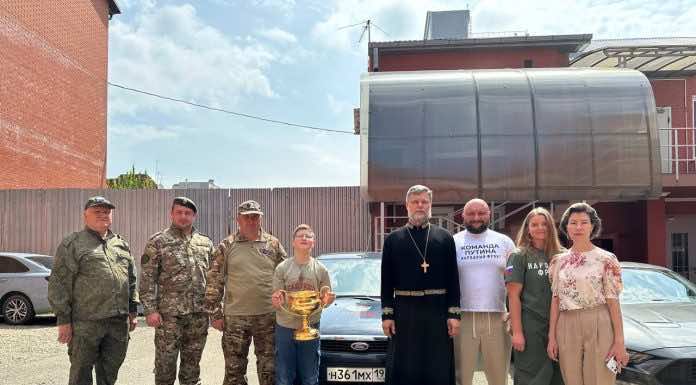 Протоиерей Павел Калинин освятил автомобиль для военнослужащих в зоне СВО