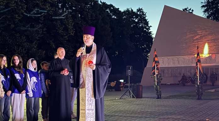 Благочинный принял участие в памятной акции «Свеча памяти»