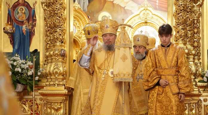 В Неделю святых отцов Первого Вселенского Собора Преосвященные архиереи и духовенство Кубанской митрополии совершили соборную Литургию в Свято-Екатерининском соборе Краснодара