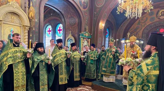 Накануне праздника Святой Троицы митрополит Василий и архиепископ Салехардский и Ново-Уренгойский Николай совершили Всенощное бдение в Свято-Троицком соборе Краснодара