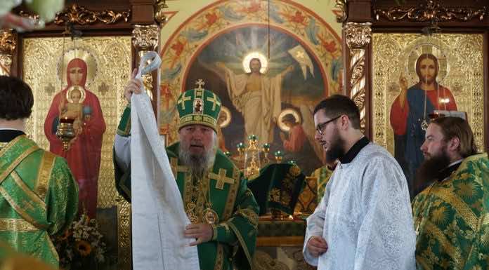 В День Святой Троицы митрополит Василий и архиепископ Салехардский и Ново-Уренгойский Николай совершили богослужение в храме Святой Троицы станицы Динской