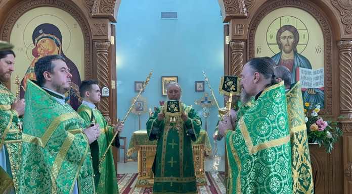 Митрополит Василий совершил Божественную литургию в Свято-Троицком храме в День Святого Духа