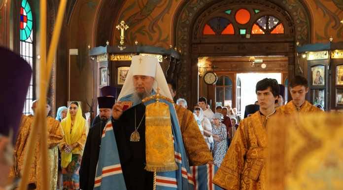 Накануне Недели всех святых, в земле Русской просиявших, митрополит Василий совершил Всенощное бдение в Свято-Троицком соборе Краснодара