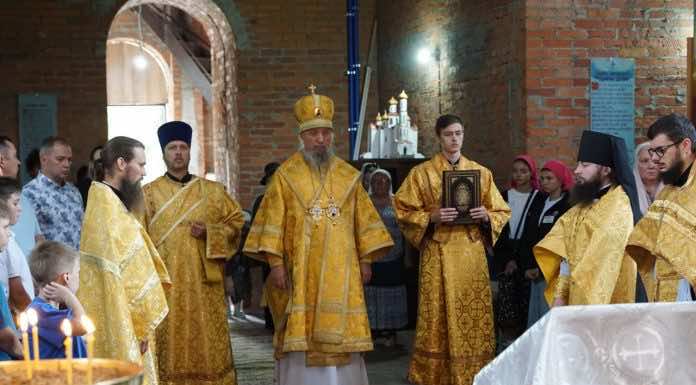 Митрополит Василий совершил Божественную литургию в храме иконы Божией Матери «Живоносный источник»