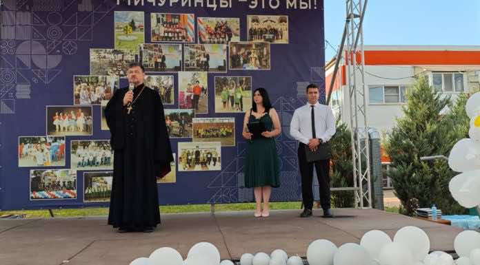 Священник принял участие в праздничном концерте, посвященном Дню семьи, любви и верности