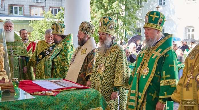 Божественной литургией под открытым небом увенчались торжества по случаю 30-летия обретения мощей старца Феодора Томского