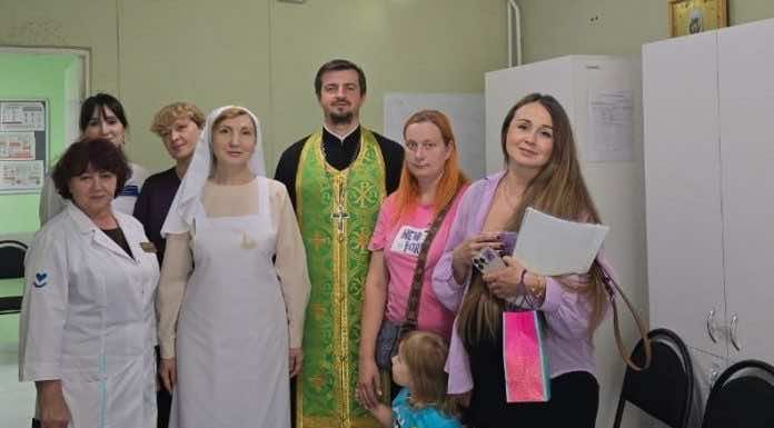 Иерей Михаил Монтиков вместе с сестрами милосердия посетили женскую консультацию