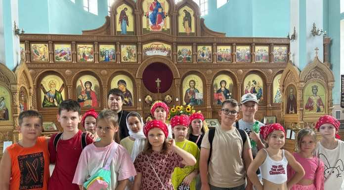 В Троицком храме священник провел экскурсию для школьников