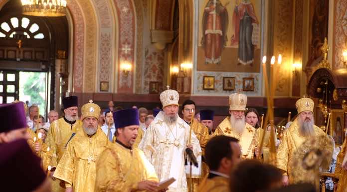 Архиереи и духовенство Кубанской митрополии совершили молебен с акафистом святителю Тихону