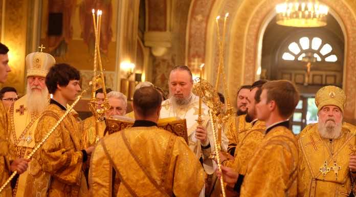Архиереи Кубанской митрополии совершили Всенощное бдение в Свято-Екатерининском кафедральном соборе у мощей святителя Тихона