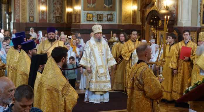 Митрополит Василий совершил Божественную литургию в Свято-Екатерининском кафедральном соборе в праздник апостолов Петра и Павла