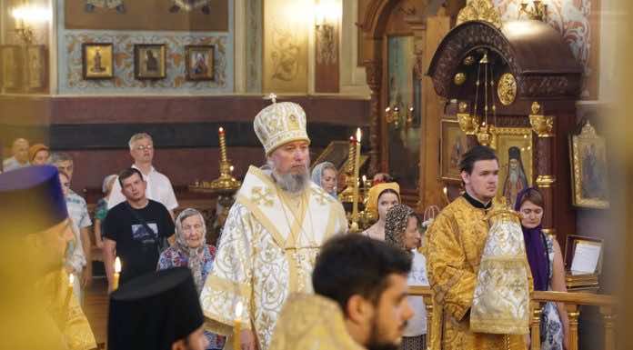 Накануне Недели 5-й по Пятидесятнице митрополит Василий совершил Всенощное бдение в Свято-Екатерининском кафедральном соборе Краснодара