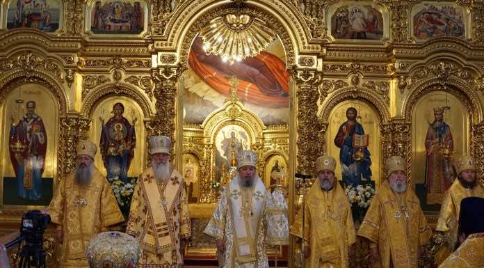 Архиереи епархий Кубанской митрополии совершили Божественную литургию в Свято-Екатерининском кафедральном соборе во второй день пребывания святых мощей Патриарха Тихона в Краснодаре