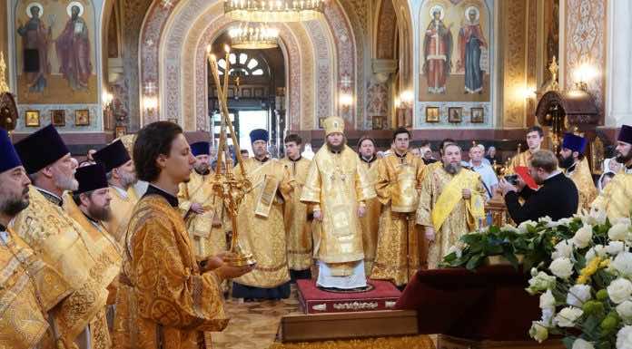 В третий день пребывания частицы святых мощей Патриарха Тихона в Краснодаре в Свято-Екатерининском соборе совершена Божественная литургия