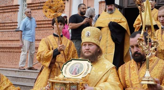 В Свято-Екатерининском соборе совершен последний молебен Патриарху Московскому Тихону перед отправлением ковчега с частицей его святых мощей в пределы Крымской митрополии