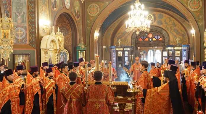 Митрополит Василий совершил Всенощное бдение в Свято-Троицком соборе Краснодара