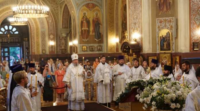 Митрополит Василий совершил Всенощное бдение в канун праздника Преображения Господня в Свято-Екатерининском соборе Краснодара