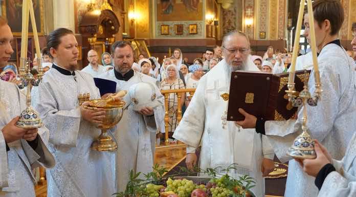 В праздник Преображения Господня Митрополит Василий совершил Божественную литургию в Свято-Екатерининском соборе Краснодара