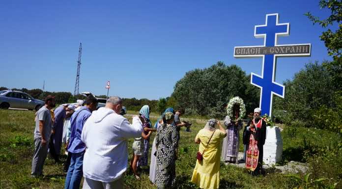В Апшеронске прошел автомобильный крестный ход к поклонным крестам
