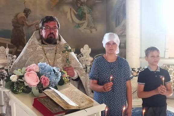 В Динском районе крестили детей, эвакуированных из Славянска-на-Кубани